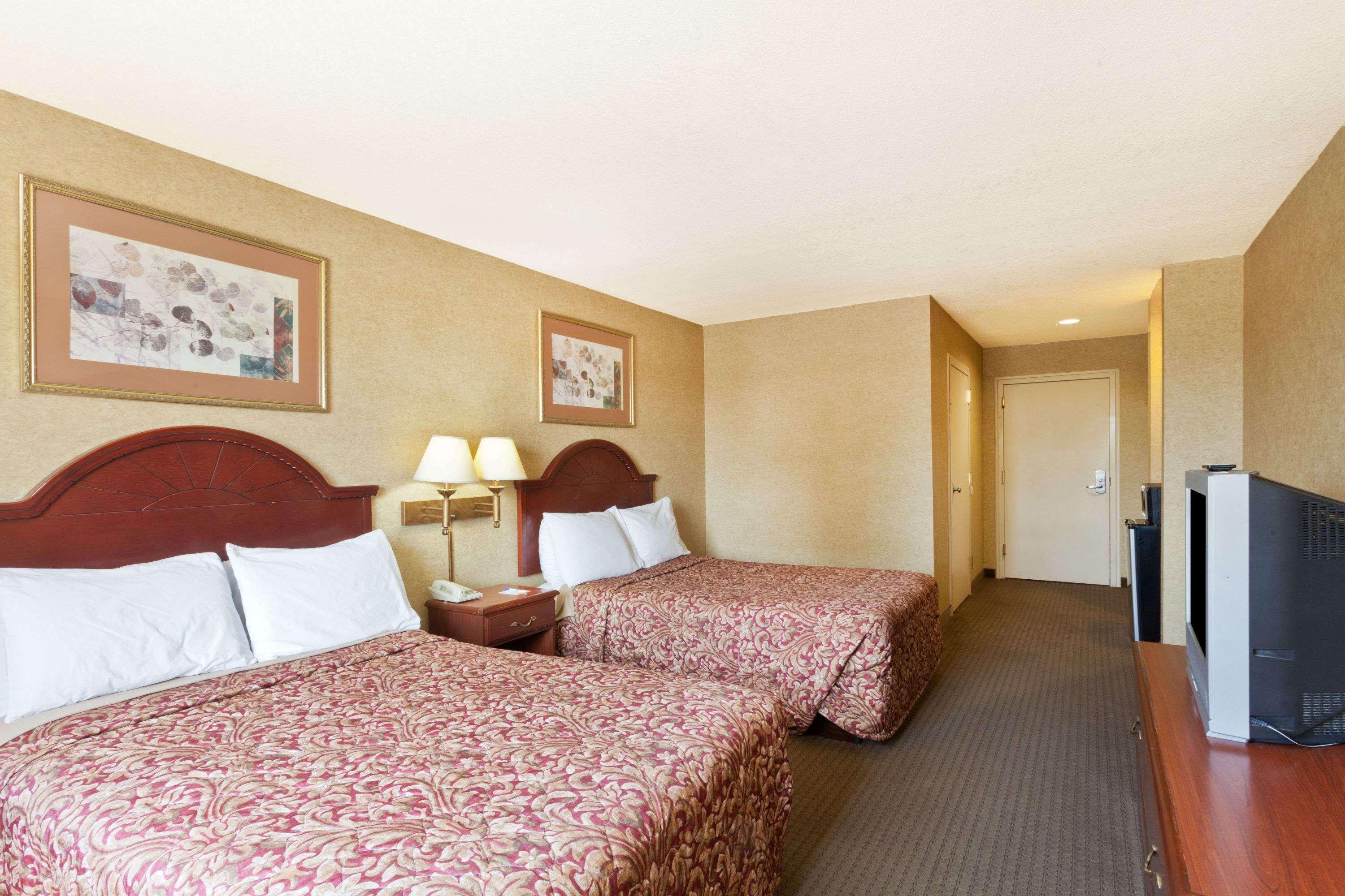 Days Inn & Suites By Wyndham Wynne Extérieur photo