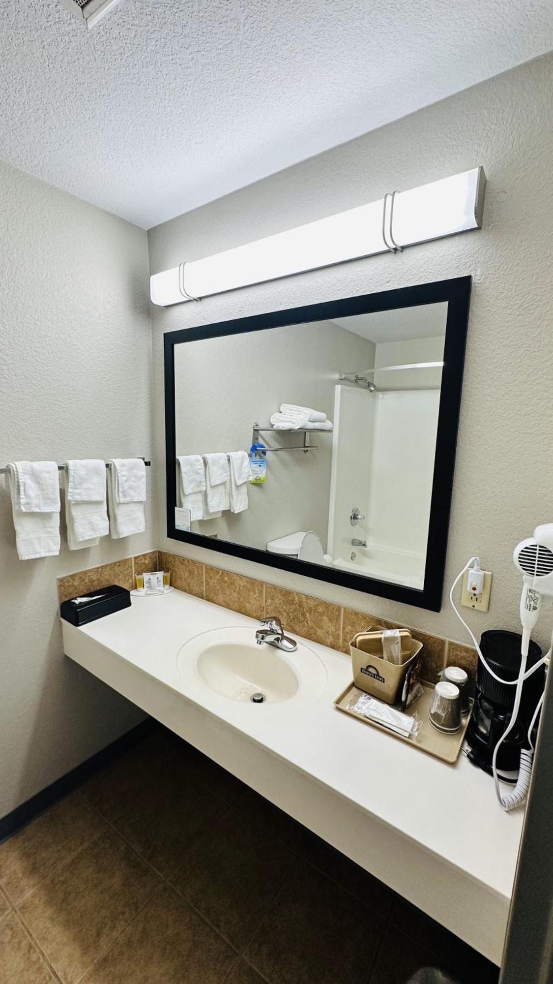 Days Inn & Suites By Wyndham Wynne Extérieur photo
