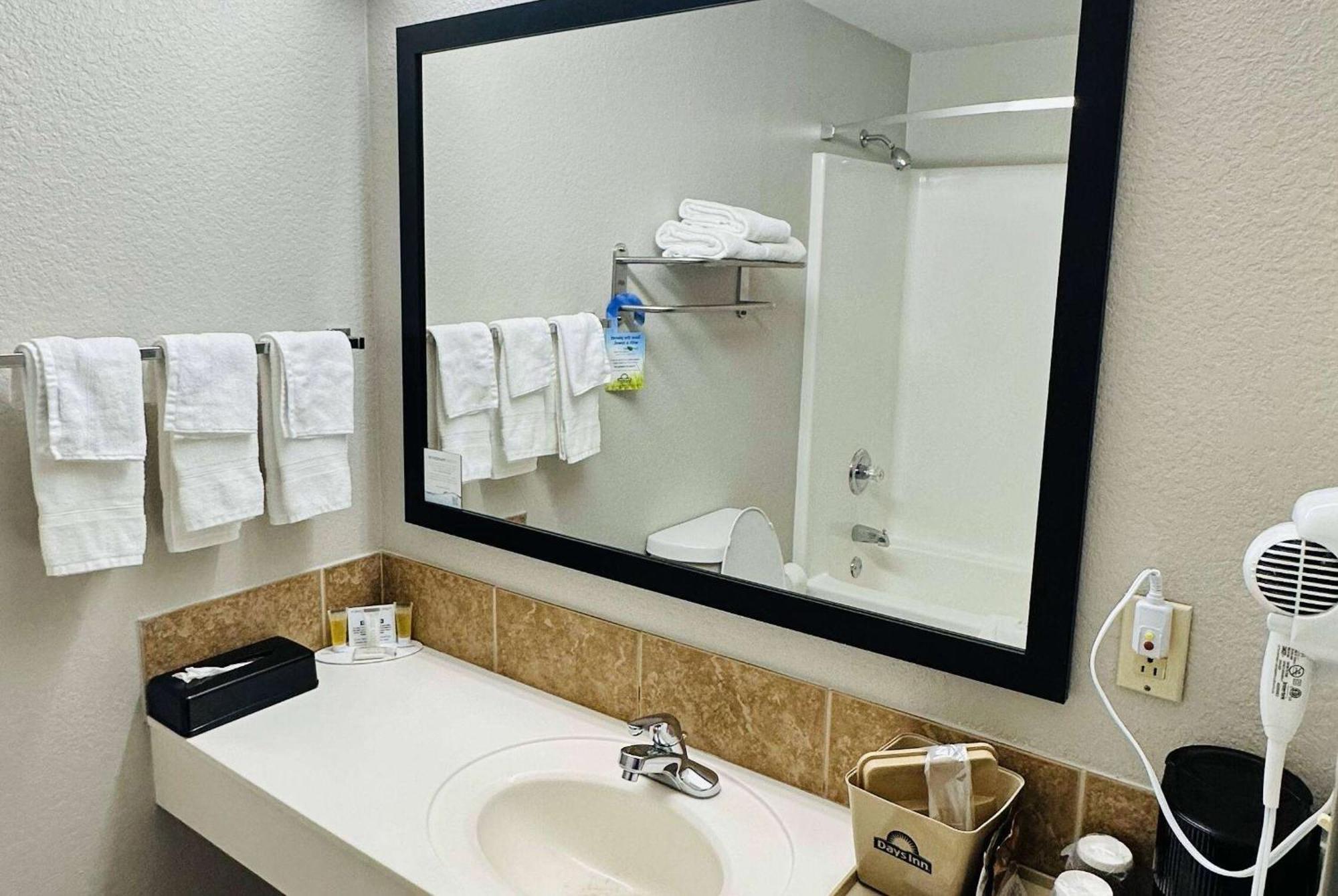 Days Inn & Suites By Wyndham Wynne Extérieur photo