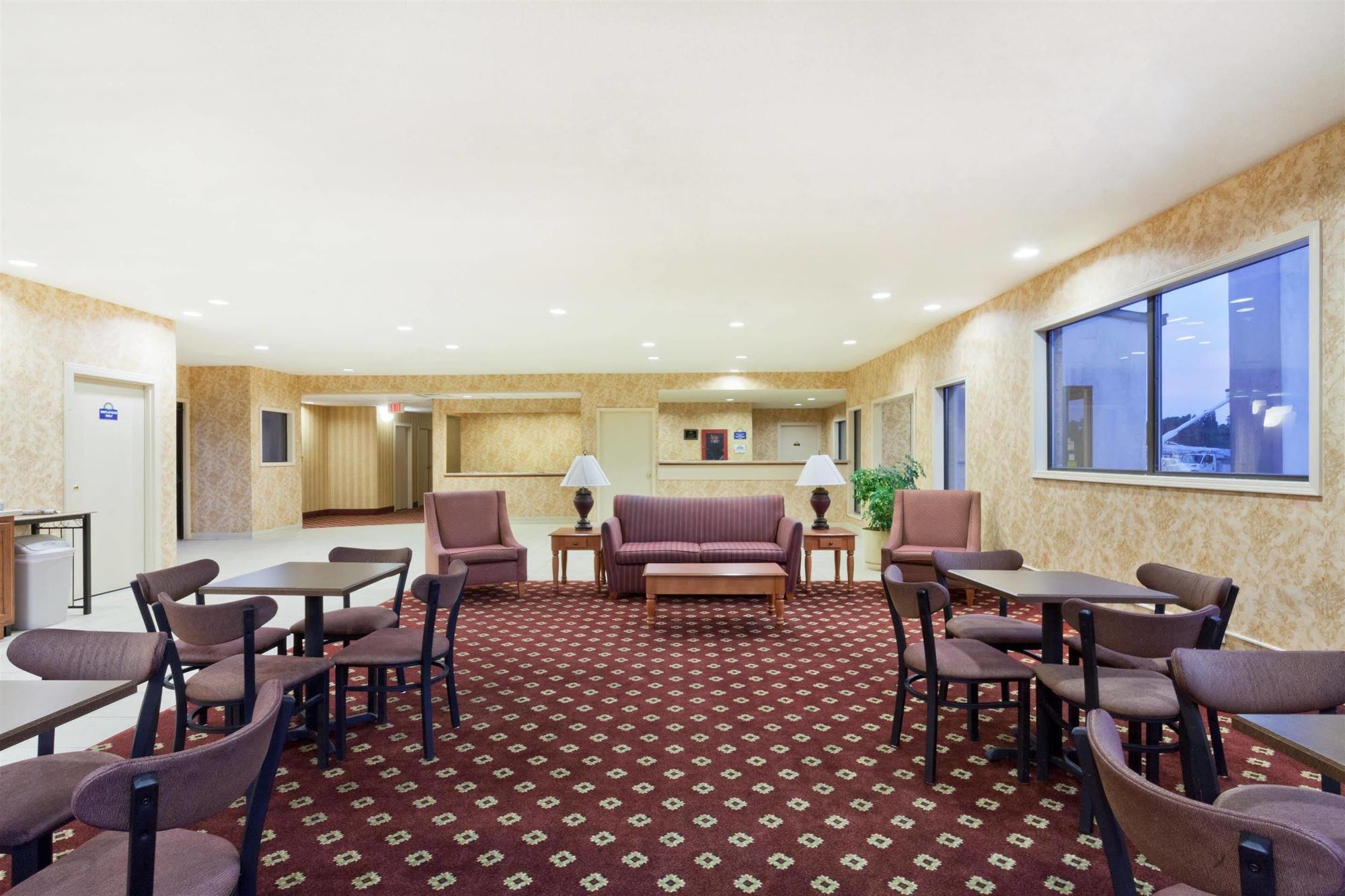 Days Inn & Suites By Wyndham Wynne Extérieur photo